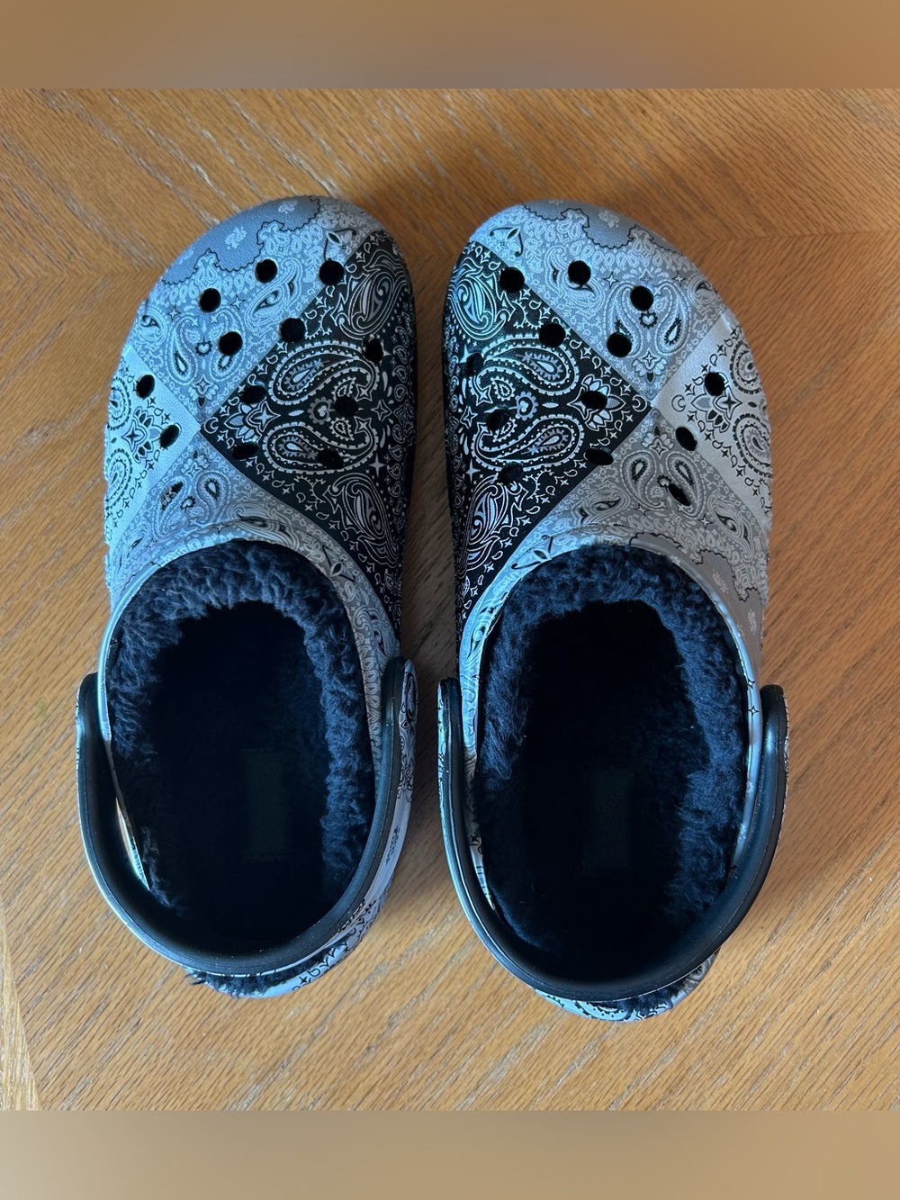 Crocs Baya Lined Bandana Paisley Clogs Black Grey Men 7 Women 9 Excellent